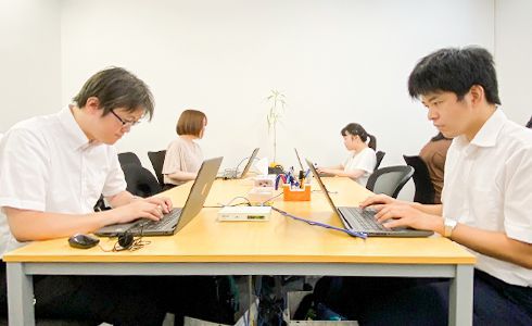 オフィスでパソコン入力作業を行う従業員達